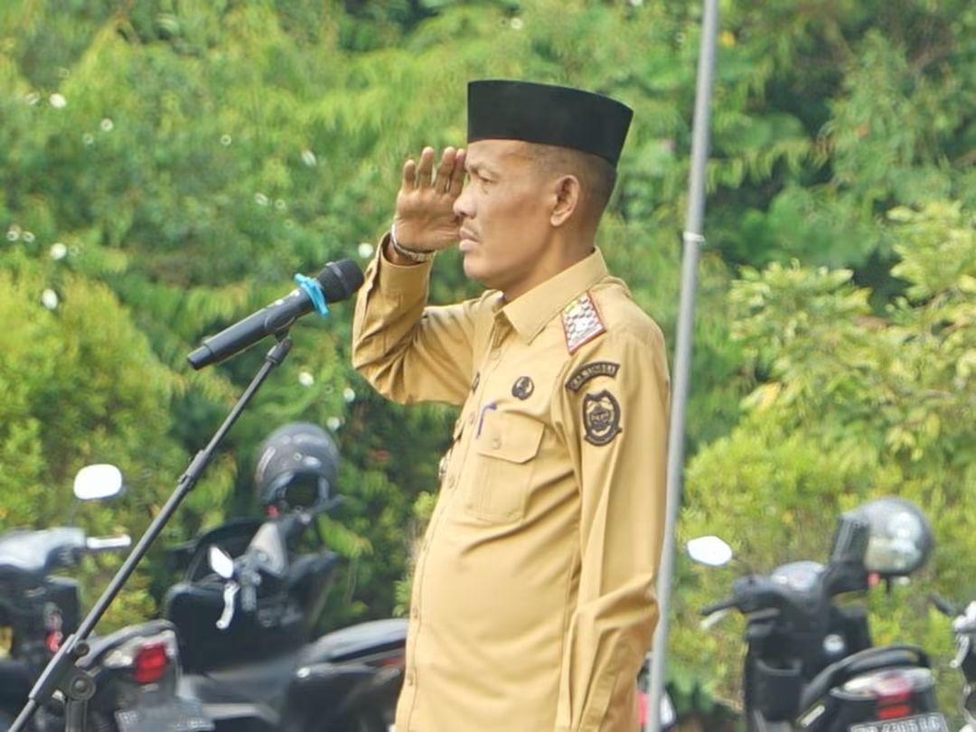 Sekda Lingga Armia saat pimpin apel | Foto : Zonamu/Ist