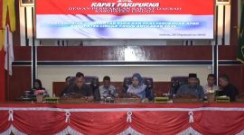 Bupati Lingga saat mengikuti Rapat Paripurna di DPRD Lingga | Foto : Zonamu/Ist