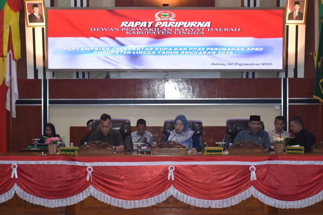 Bupati Lingga saat mengikuti Rapat Paripurna di DPRD Lingga | Foto : Zonamu/Ist
