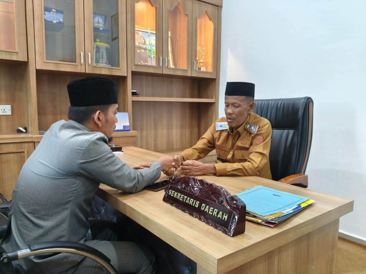 Sekda Lingga Tunaikan Zakat melalui BAZNAS | Foto : Zonamu/Ist