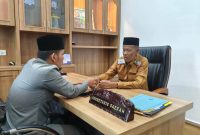 Sekda Lingga Tunaikan Zakat melalui BAZNAS | Foto : Zonamu/Ist