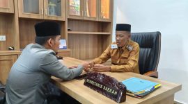 Sekda Lingga Tunaikan Zakat melalui BAZNAS | Foto : Zonamu/Ist