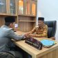 Sekda Lingga Tunaikan Zakat melalui BAZNAS | Foto : Zonamu/Ist