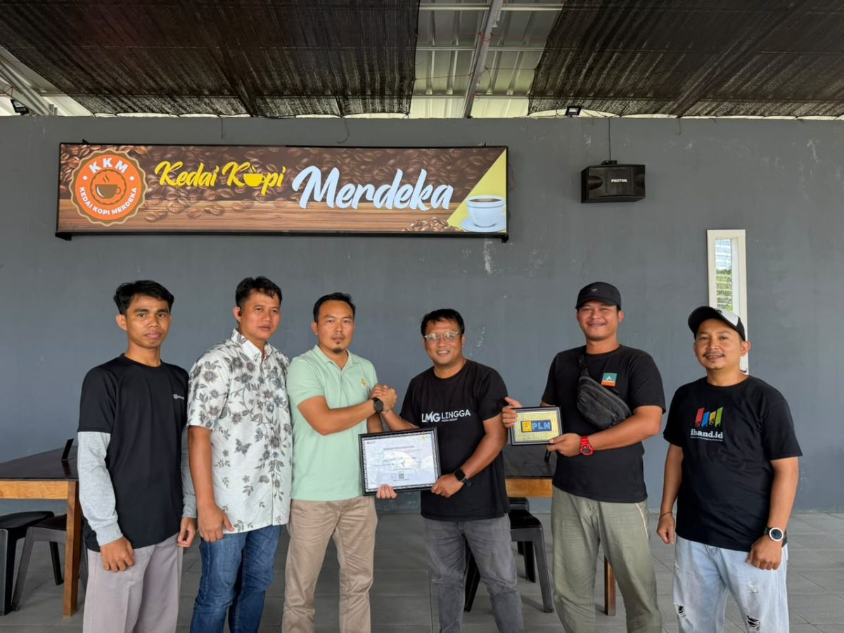Kepala PLN Suheri saat menyerahkan penghargaan kepada LMG | Foto : Zonamu/Ist
