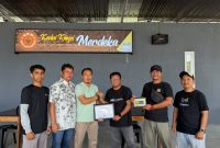Kepala PLN Suheri saat menyerahkan penghargaan kepada LMG | Foto : Zonamu/Ist