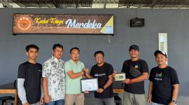 Kepala PLN Suheri saat menyerahkan penghargaan kepada LMG | Foto : Zonamu/Ist