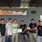 Kepala PLN Suheri saat menyerahkan penghargaan kepada LMG | Foto : Zonamu/Ist