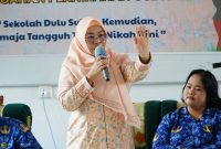 Ketua DWP Kabupaten Lingga saat memberikan edukasi kepada para siswa | Foto : Zonamu/Ist