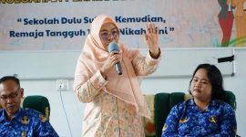 Ketua DWP Kabupaten Lingga saat memberikan edukasi kepada para siswa | Foto : Zonamu/Ist