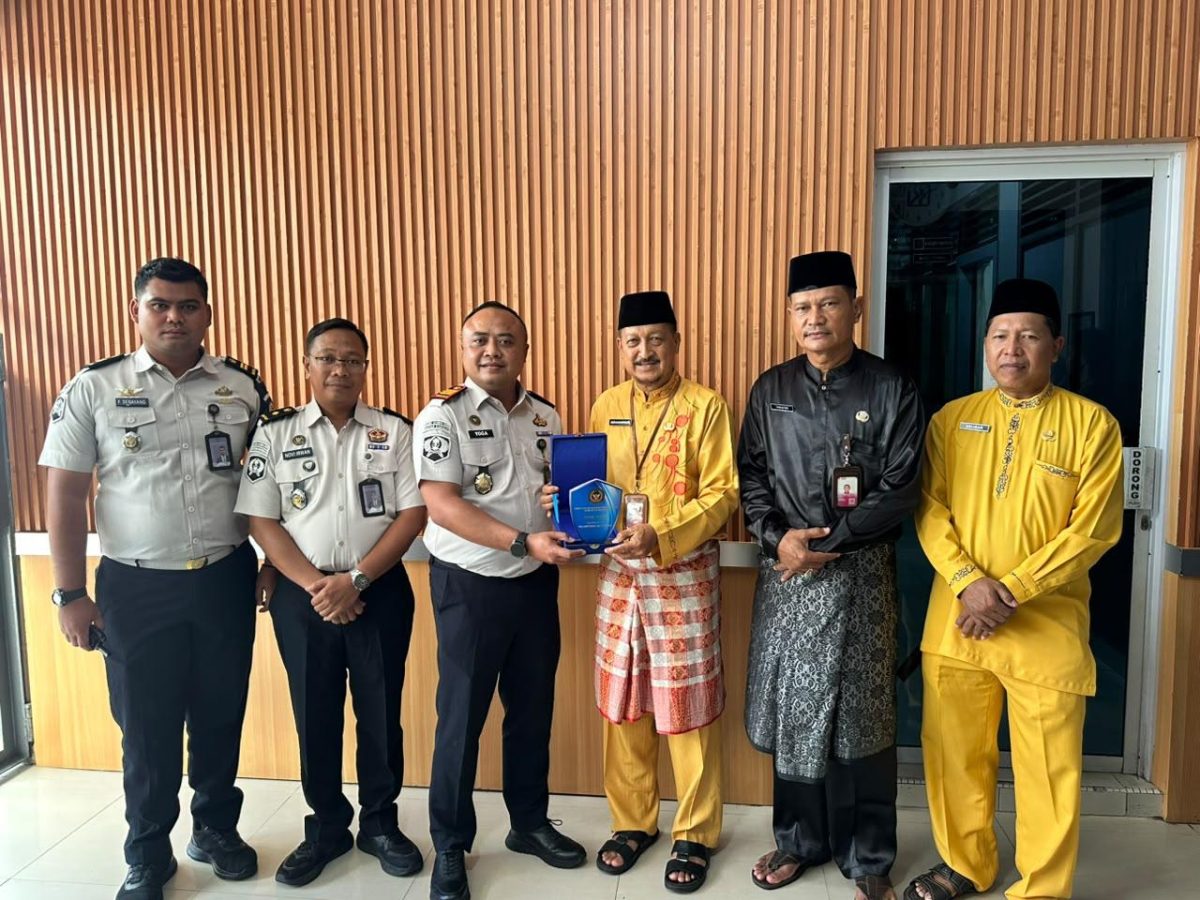 Kepala Rutan Kelas IIB Tanjungbalai Karimun, Yoga Hadhi Wijaya menerima kunjungan perwakilan Kantor Kemenag Kabupaten Karimun | Foto: Zonamu/Humas Rutan