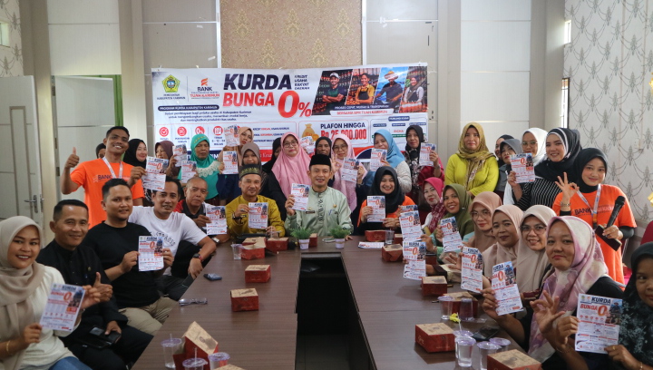 Direktur PT BPR Tuah Karimun, Siska Naritasari, bersama jajaran Pemerintah Kabupaten Karimun saat sosialisasi KURDA di Kecamatan Meral (25/9/2026) | Foto: Zonamu/Humas BPR Tuah Karimun