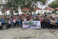 PT BPR Tuah Karimun turut serta menyukseskan Gerakan Wisata Bersih di Pantai Pelawan bersama Bupati Karimun, Ing Iskandarsyah dan seluruh elemen masyarakat | Foto: Zonamu/Humas BPR Tuah Karimun