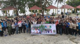 PT BPR Tuah Karimun turut serta menyukseskan Gerakan Wisata Bersih di Pantai Pelawan bersama Bupati Karimun, Ing Iskandarsyah dan seluruh elemen masyarakat | Foto: Zonamu/Humas BPR Tuah Karimun