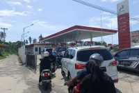 Antrian panjang di SPBU Dabo Singkep | Foto : Zonamu/Wandi