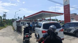 Antrian panjang di SPBU Dabo Singkep | Foto : Zonamu/Wandi