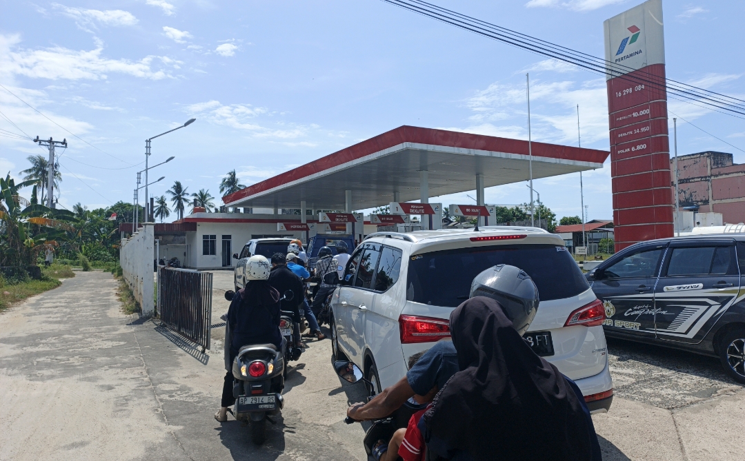 Antrian panjang di SPBU Dabo Singkep | Foto : Zonamu/Wandi