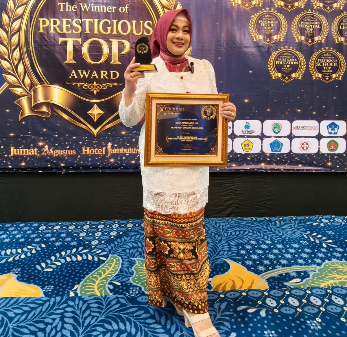 Direktur Utama BPR Tuah Karimun (Perseroda), Siska Naritasari, usai menerima penghargaan Prestigious Top Award dalam ajang Award Ceremony, Satu Prestasi Sejuta Inspirasi di Yogyakarta, Jumat (21/8/2026) lalu | Foto: Zonamu/Humas BPR Tuah Karimun