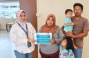 Di tengah keterbatasan ekonomi dan tantangan biaya transportasi yang tak sedikit, uluran tangan dari Program TJSL PT Timah Tbk hadir membawa secercah harapan baru bagi keluarga Santi Marliza | Foto: Zonamu/Humas PT Timah