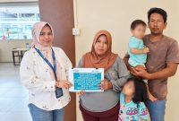 Di tengah keterbatasan ekonomi dan tantangan biaya transportasi yang tak sedikit, uluran tangan dari Program TJSL PT Timah Tbk hadir membawa secercah harapan baru bagi keluarga Santi Marliza | Foto: Zonamu/Humas PT Timah