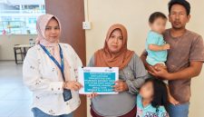 Di tengah keterbatasan ekonomi dan tantangan biaya transportasi yang tak sedikit, uluran tangan dari Program TJSL PT Timah Tbk hadir membawa secercah harapan baru bagi keluarga Santi Marliza | Foto: Zonamu/Humas PT Timah