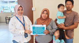 Di tengah keterbatasan ekonomi dan tantangan biaya transportasi yang tak sedikit, uluran tangan dari Program TJSL PT Timah Tbk hadir membawa secercah harapan baru bagi keluarga Santi Marliza | Foto: Zonamu/Humas PT Timah