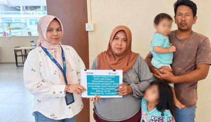 Di tengah keterbatasan ekonomi dan tantangan biaya transportasi yang tak sedikit, uluran tangan dari Program TJSL PT Timah Tbk hadir membawa secercah harapan baru bagi keluarga Santi Marliza | Foto: Zonamu/Humas PT Timah