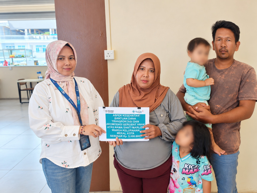 Di tengah keterbatasan ekonomi dan tantangan biaya transportasi yang tak sedikit, uluran tangan dari Program TJSL PT Timah Tbk hadir membawa secercah harapan baru bagi keluarga Santi Marliza | Foto: Zonamu/Humas PT Timah