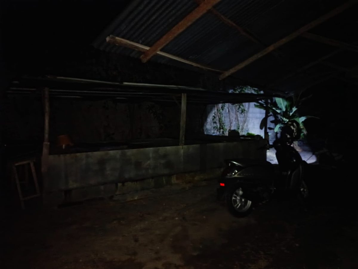 Kondisi listrik padam di wilayah bukit abun Kelurahan Dabo Lama | Foto : Zonamu/Wandi