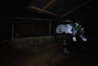 Kondisi listrik padam di wilayah bukit abun Kelurahan Dabo Lama | Foto : Zonamu/Wandi