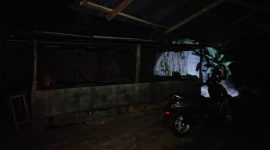 Kondisi listrik padam di wilayah bukit abun Kelurahan Dabo Lama | Foto : Zonamu/Wandi