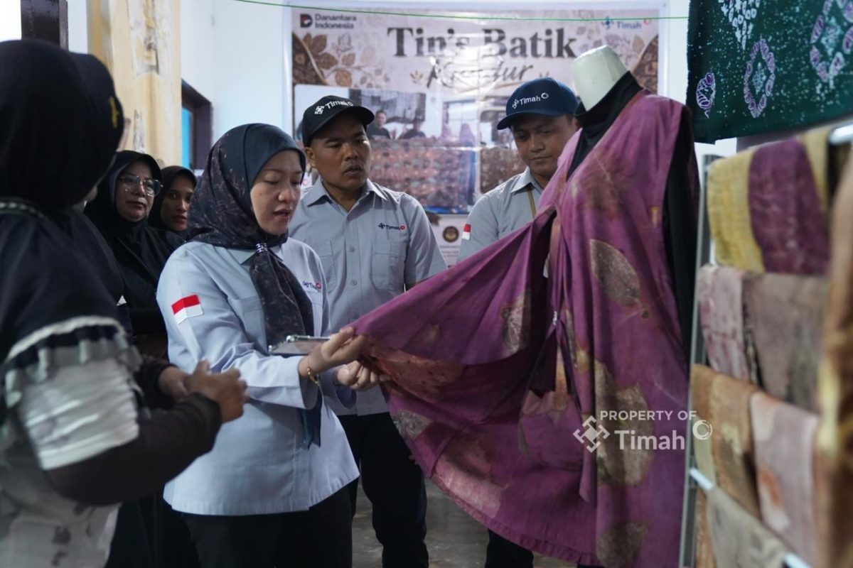 Sentuhan alam, goresan tangan penuh cinta. Tenunan cerita lokal dari Pulau Kundur binaan PT Timah yang siap mendunia | Foto: Zonamu/Humas PT Timah