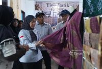 Sentuhan alam, goresan tangan penuh cinta. Tenunan cerita lokal dari Pulau Kundur binaan PT Timah yang siap mendunia | Foto: Zonamu/Humas PT Timah