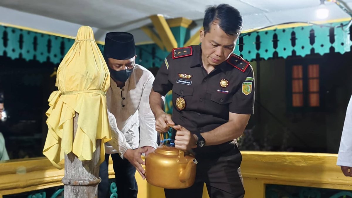 Kajati Kepri saat mengunjungi Makam Sultan Mahmud Riayat Syah di Daik Lingga | Foto : Diskominfo Lingga