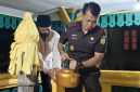 Kajati Kepri saat mengunjungi Makam Sultan Mahmud Riayat Syah di Daik Lingga | Foto : Diskominfo Lingga