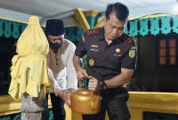 Kajati Kepri saat mengunjungi Makam Sultan Mahmud Riayat Syah di Daik Lingga | Foto : Diskominfo Lingga