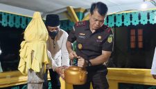 Kajati Kepri saat mengunjungi Makam Sultan Mahmud Riayat Syah di Daik Lingga | Foto : Diskominfo Lingga