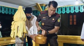 Kajati Kepri saat mengunjungi Makam Sultan Mahmud Riayat Syah di Daik Lingga | Foto : Diskominfo Lingga