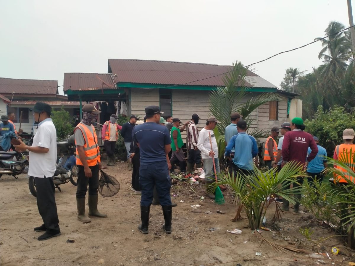 Ikan Mati di Kolong Dabo Lama, Lurah dan Warga Gelar Gotong Royong | Foto : Zonamu/Ist