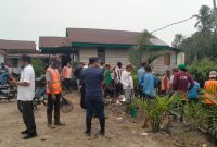 Ikan Mati di Kolong Dabo Lama, Lurah dan Warga Gelar Gotong Royong | Foto : Zonamu/Ist