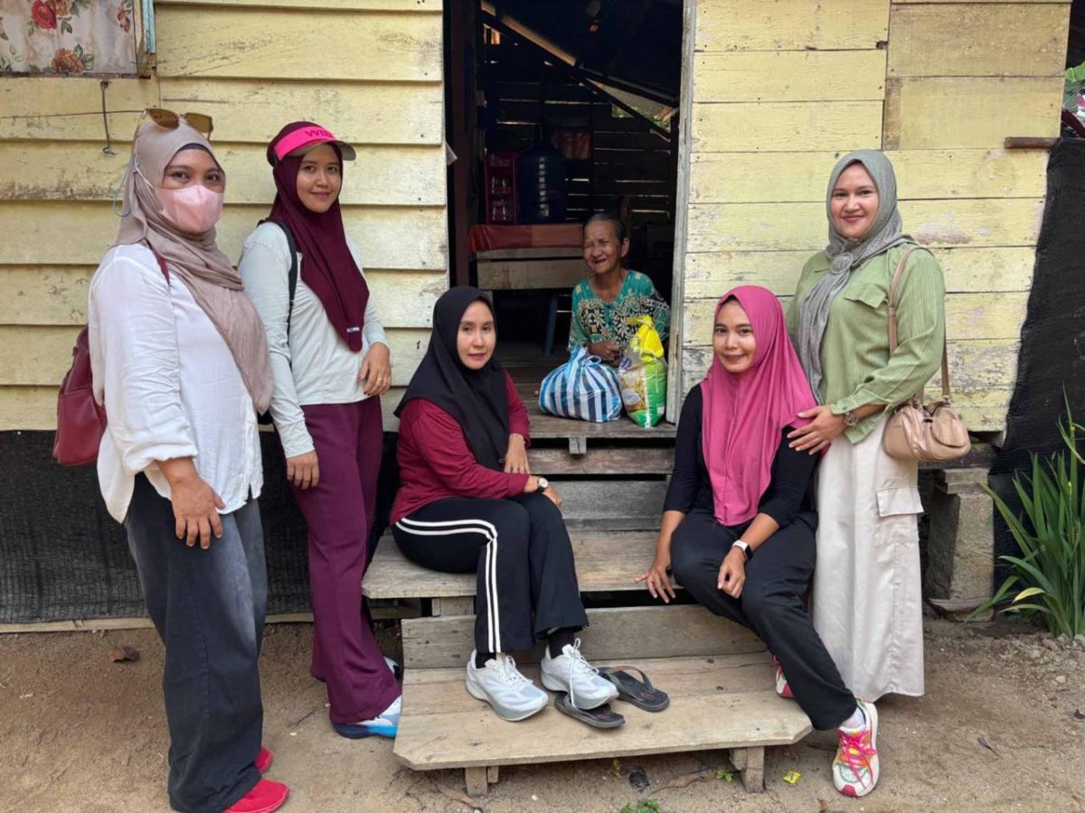 Mak Limah, Berbagi di Jumat Berkah | Foto : Ifaturamadan Adi Saswandy