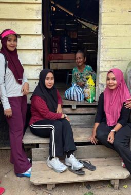 Mak Limah, Berbagi di Jumat Berkah