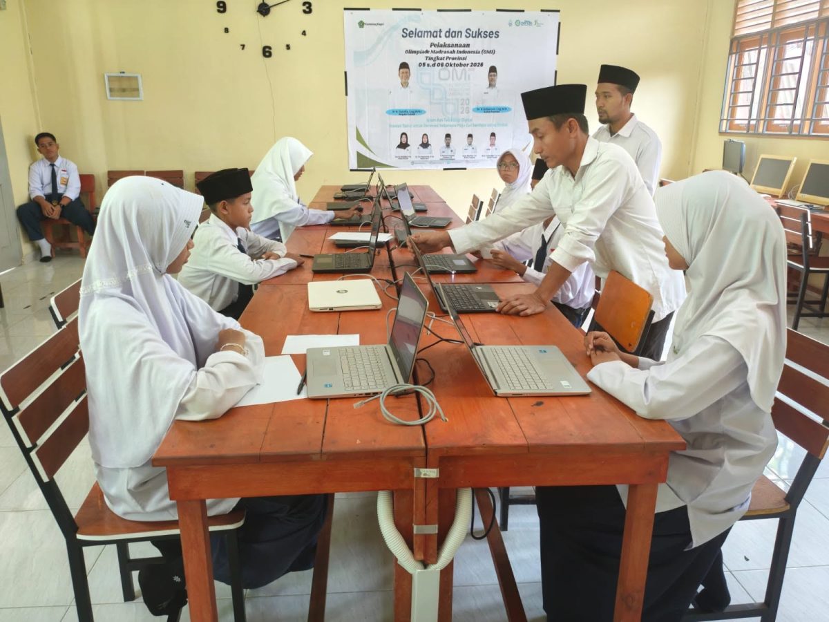 Empat siswa MTs Aqidatunnajin saat mengikuti ujian OMI Tingkat Provinsi Kepri | Foto : Zonamu/Ist