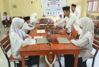 Empat siswa MTs Aqidatunnajin saat mengikuti ujian OMI Tingkat Provinsi Kepri | Foto : Zonamu/Ist
