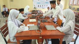 Empat siswa MTs Aqidatunnajin saat mengikuti ujian OMI Tingkat Provinsi Kepri | Foto : Zonamu/Ist