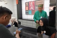 Petugas Teller BRI BO Tanjung Balai Karimun melayani nasabah dengan ramah, cepat, dan presisi di front office | Foto: Bustomi