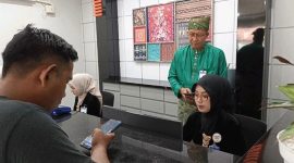 Petugas Teller BRI BO Tanjung Balai Karimun melayani nasabah dengan ramah, cepat, dan presisi di front office | Foto: Bustomi