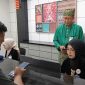 Petugas Teller BRI BO Tanjung Balai Karimun melayani nasabah dengan ramah, cepat, dan presisi di front office | Foto: Bustomi