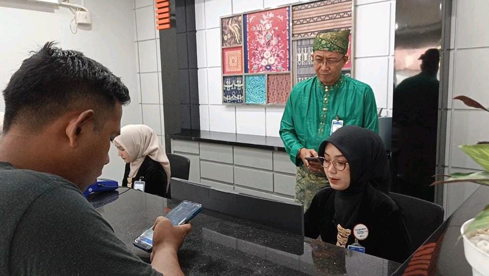 Petugas Teller BRI BO Tanjung Balai Karimun melayani nasabah dengan ramah, cepat, dan presisi di front office | Foto: Bustomi