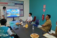 Kepala PLN Dabo Singkep saat menjelaskan kondisi listrik di Lingga kepada Bupati | Foto : Istimewa
