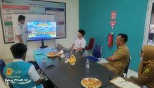 Kepala PLN Dabo Singkep saat menjelaskan kondisi listrik di Lingga kepada Bupati | Foto : Istimewa